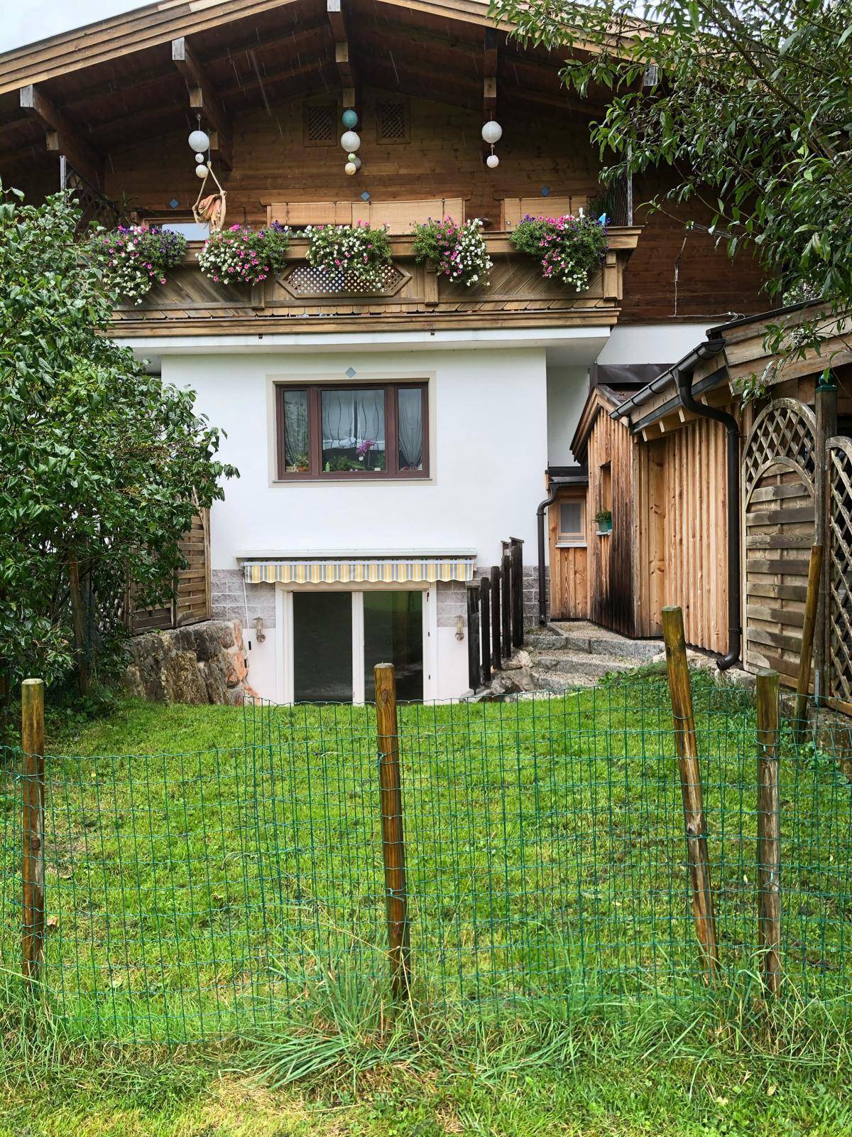Gartenbereich am Haus mit kleiner Rasenfläche und Zugang zum Untergeschoss.