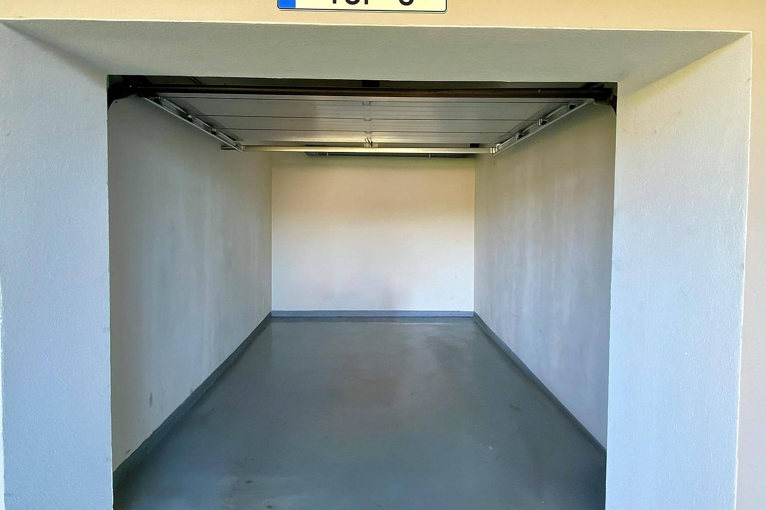 Garage hinter dem Carport