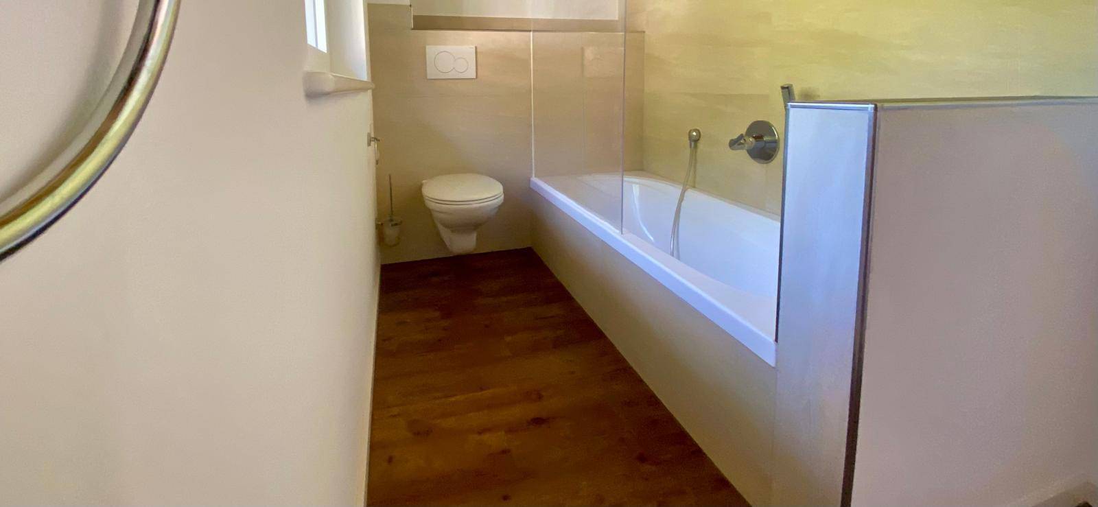 Badewanne mit Duschmöglichkeit