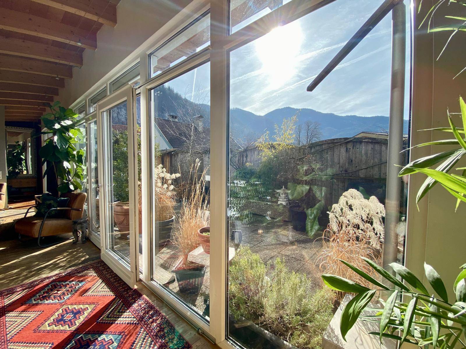 Lichtdurchflutetes Wohnzimmer mit herrlichen Ausblick