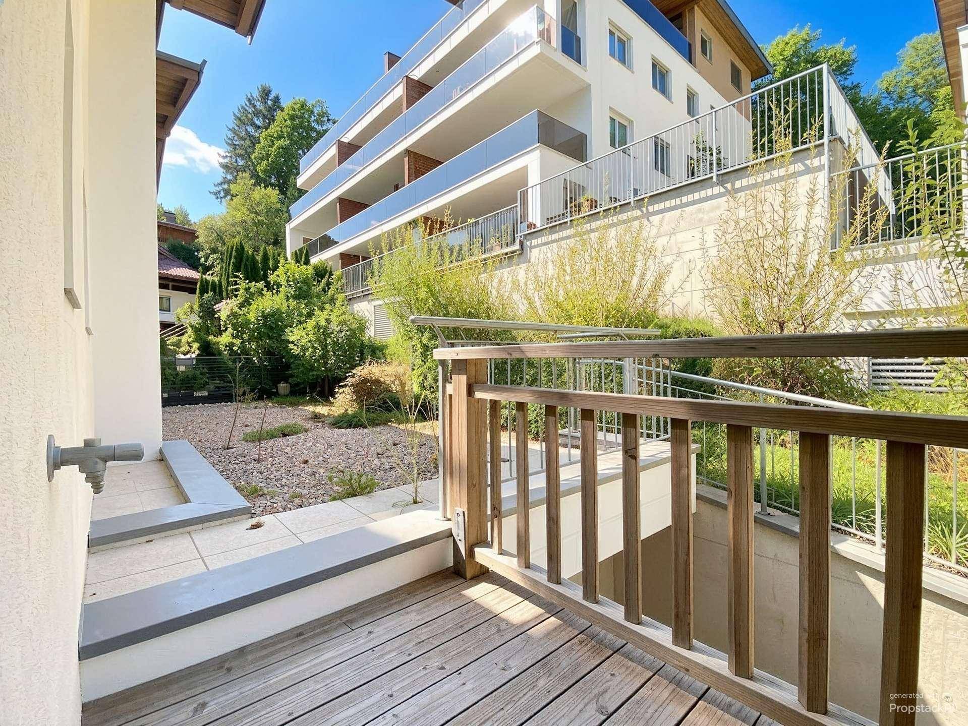 Kiesterrasse und Holzbalkon 3