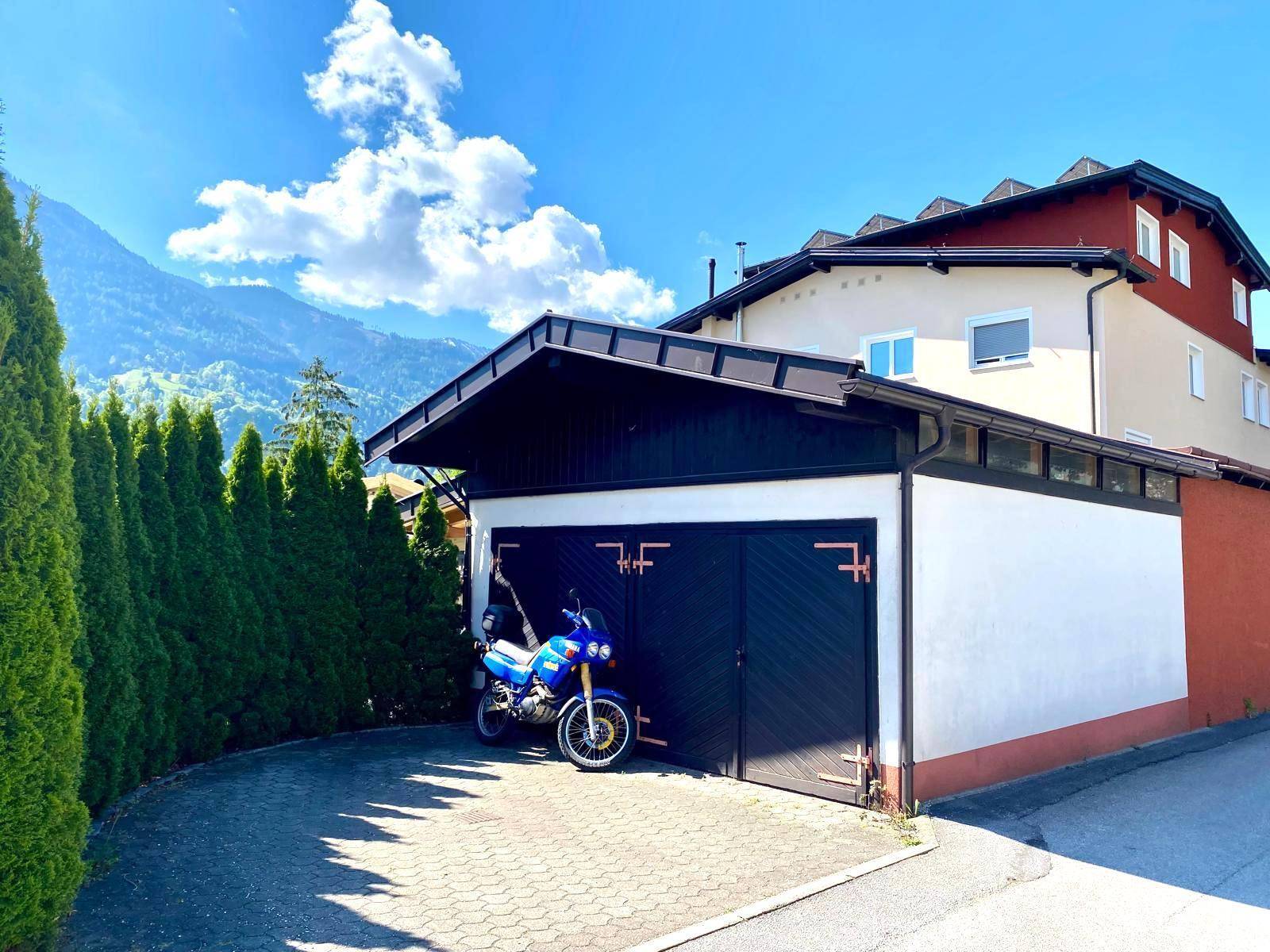 Doppelgarage mit Aussenstellplatz