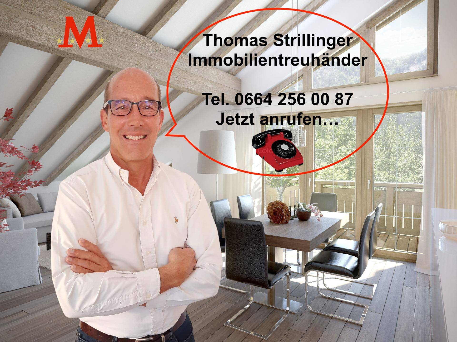 Heller Wohn- und Essbereich mit hohen Decken, Holzbalken und großen Fenstern mit Blick ins Grüne.