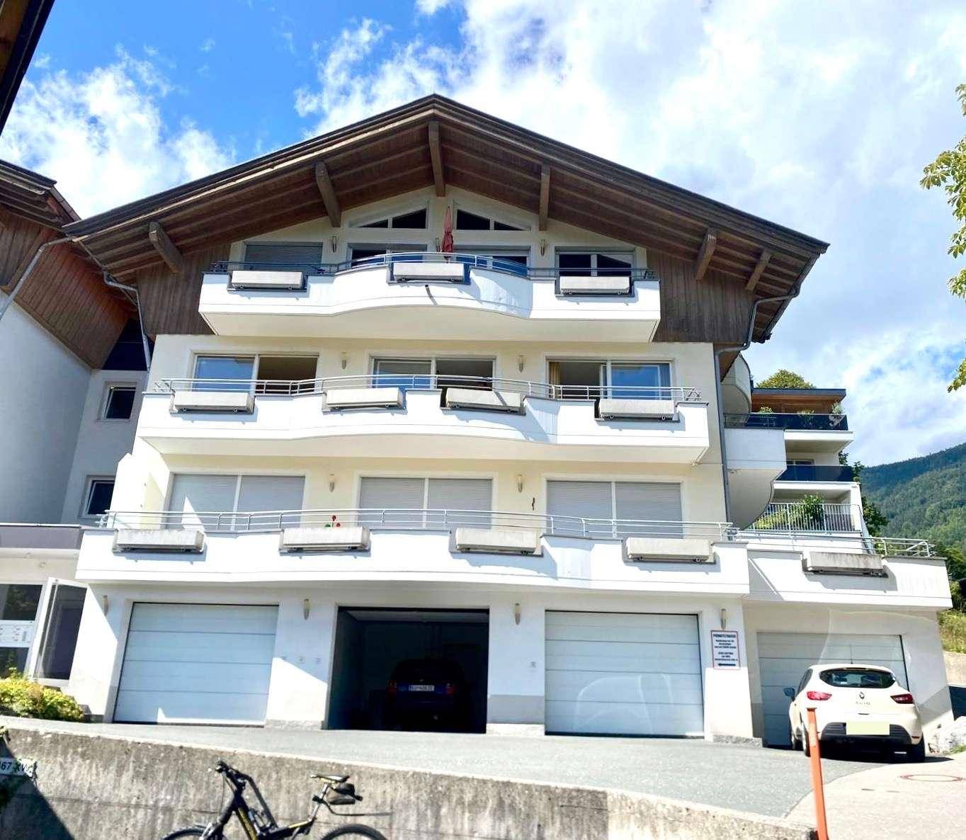 Wohngebäude mit Garage