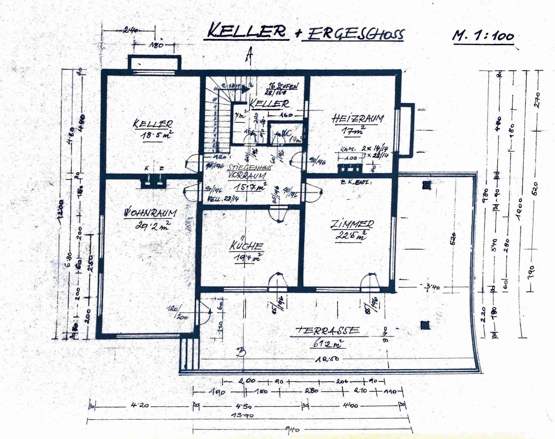 Grundriss des Kellers und Erdgeschosses mit Wohnraum, Küche, Heizraum und großer Terrasse.
