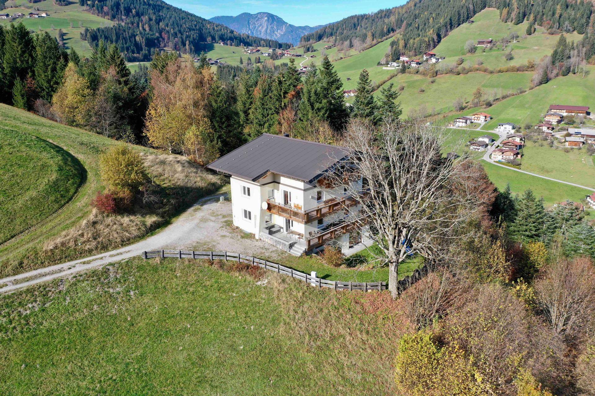 Luftaufnahme des Hauses in einer malerischen Berglandschaft mit weitem Blick über das Tal.