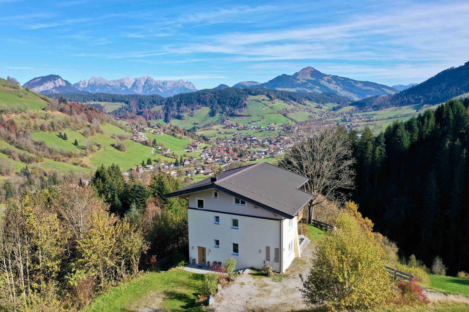 Luftaufnahme des Hauses in einer malerischen Berglandschaft mit weitem Blick über das Tal.
