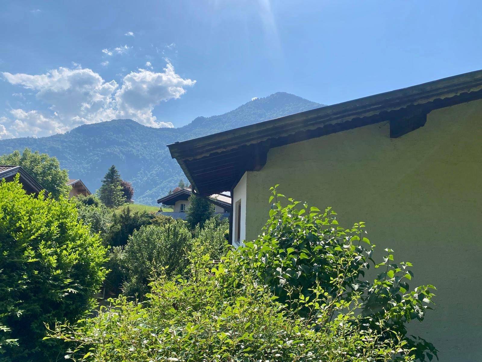 Malerischer Blick auf die grünen Berge unter einem klaren blauen Himmel mit Sonnenschein.