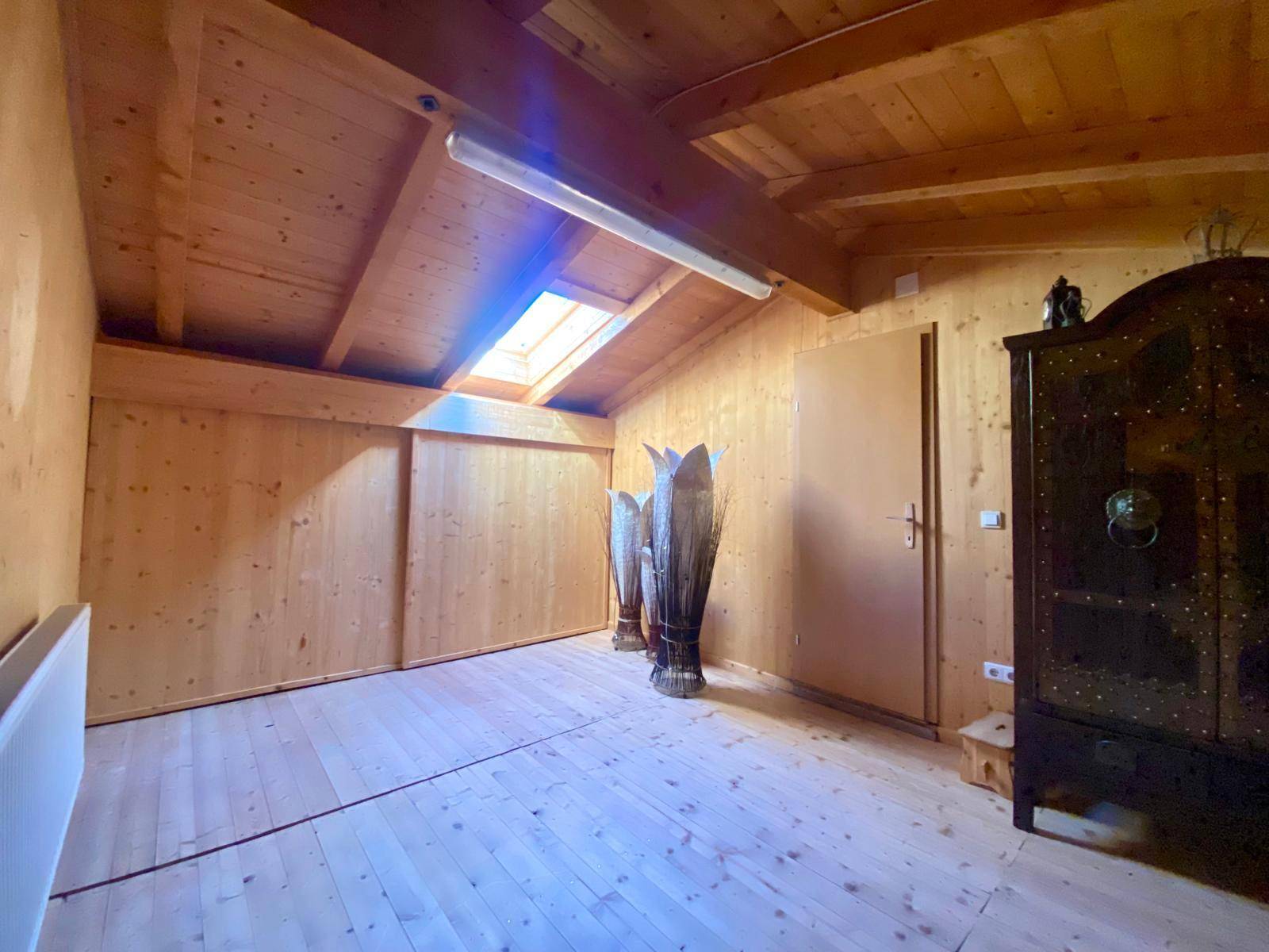 Dachbodenzimmer mit Schiebewände