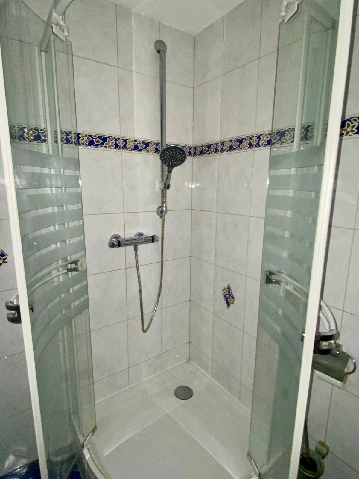 Große Dusche