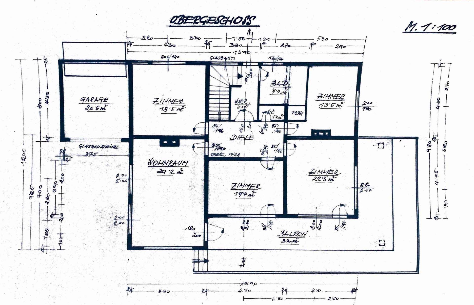 Grundriss des Obergeschosses mit Zimmern, Bad, Diele und Balkon, inklusive Maßangaben.