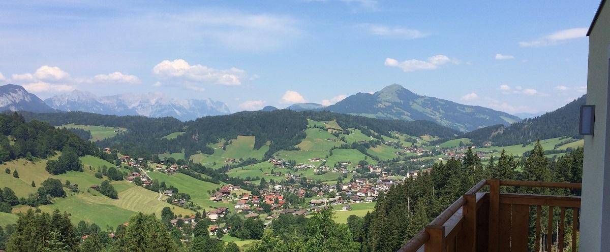 Herrlicher Ausblick von einem Balkon auf das malerische Tal und die majestätischen Berge.
