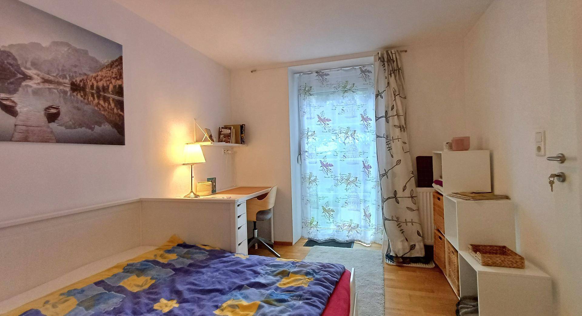 Schlafzimmer mit Zugang zu einem Balkon oder einer Terrasse und Holzfußboden.
