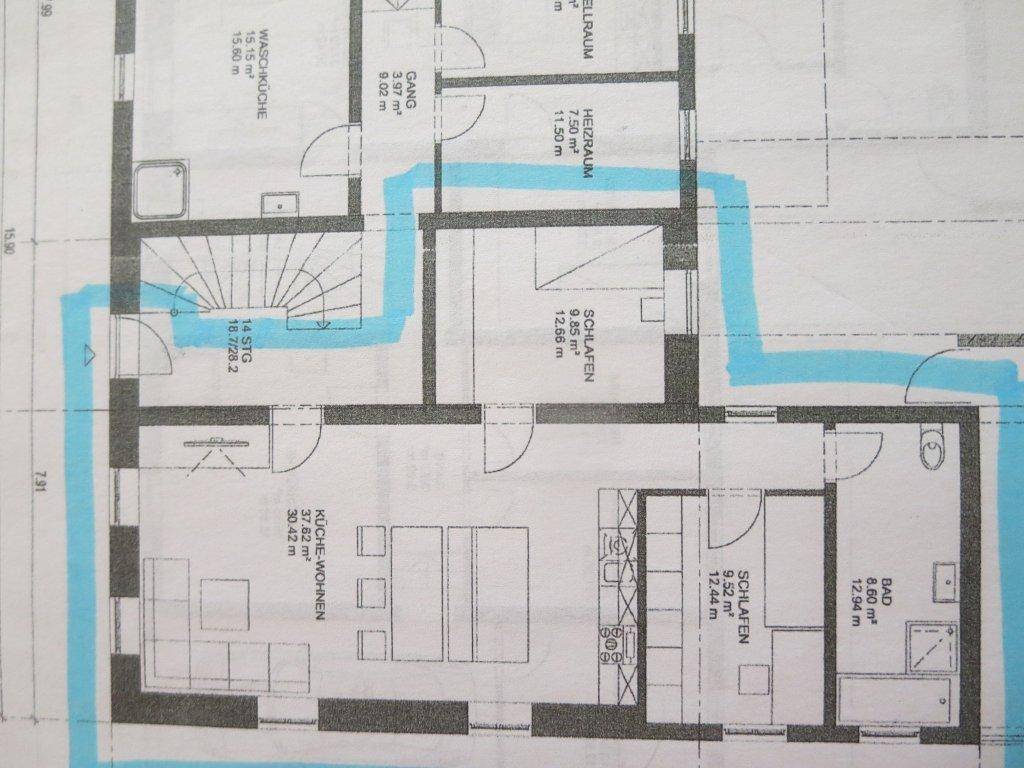 Detaillierter Grundriss mit Küche, Wohnbereich, Schlafzimmern und Treppenhaus.