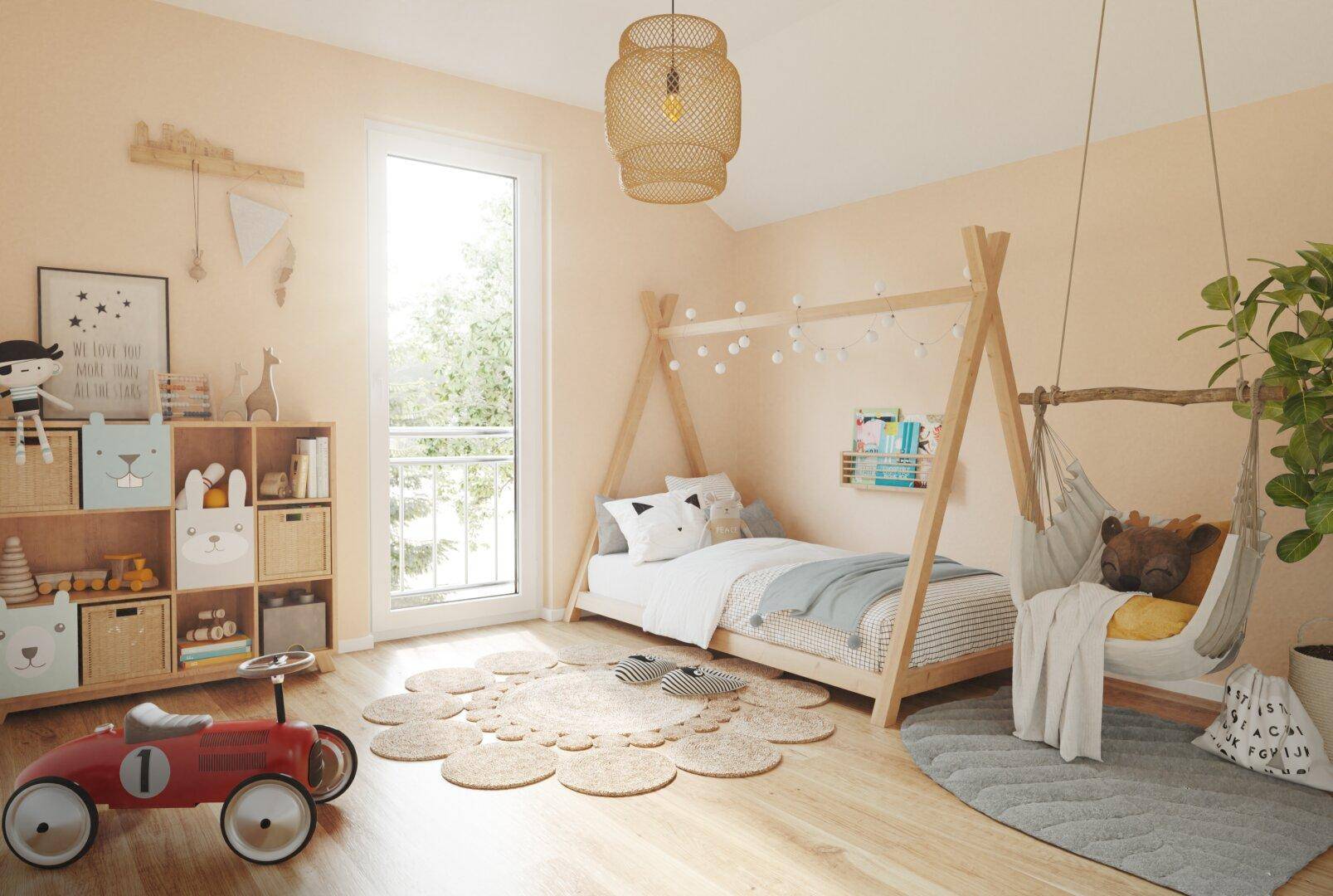 Helles Kinderzimmer mit Holzboden, einem Tipi-Bett und einem Hängesessel.
