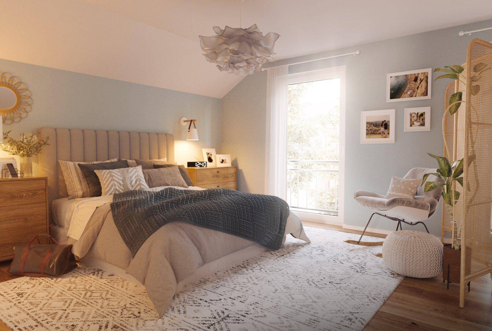 Gemütliches Schlafzimmer mit großem Bett, hellblauen Wänden und Zugang zu einem französischen Balkon.