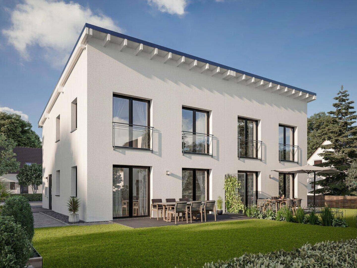Neubau-Doppelhaushälfte mit heller Fassade, möblierter Terrasse und grünem Rasen unter blauem Himmel.