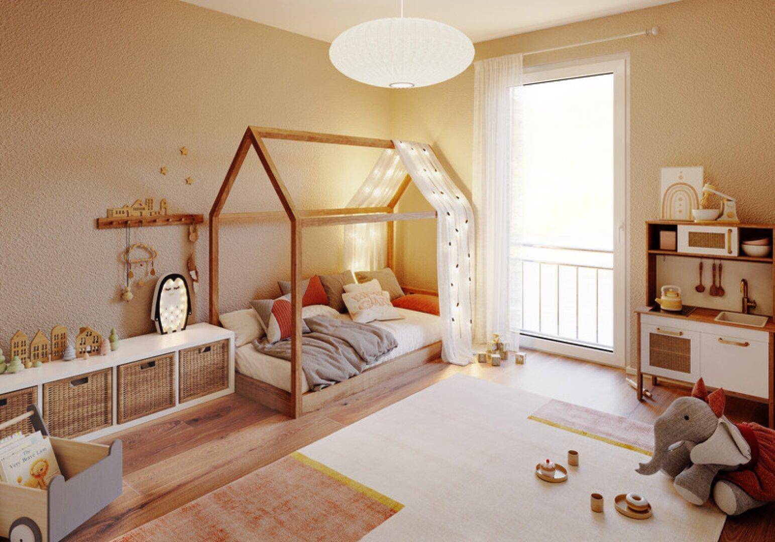 Gemütliches Kinderzimmer mit Hausbett, Spielküche und einem französischen Balkon für viel Tageslicht.