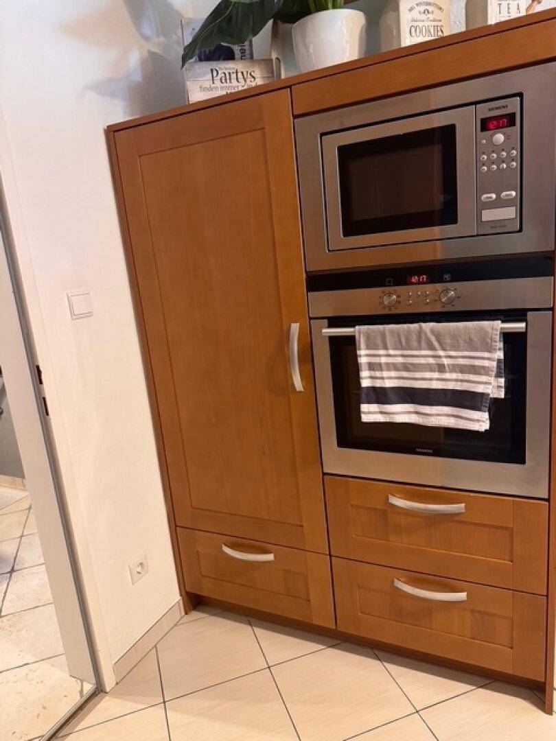 Einbauschrank in der Küche mit integriertem Backofen und Mikrowelle.