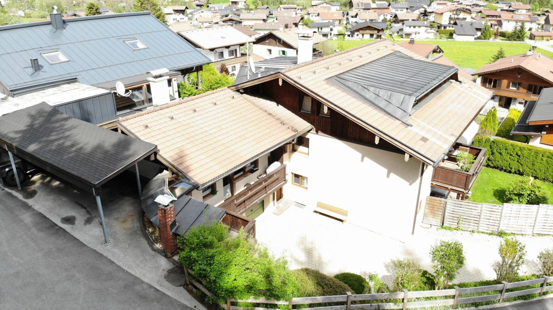 Ansicht des Wohnhauses von oben mit Carport und gepflegter Umgebung in ländlicher Lage.