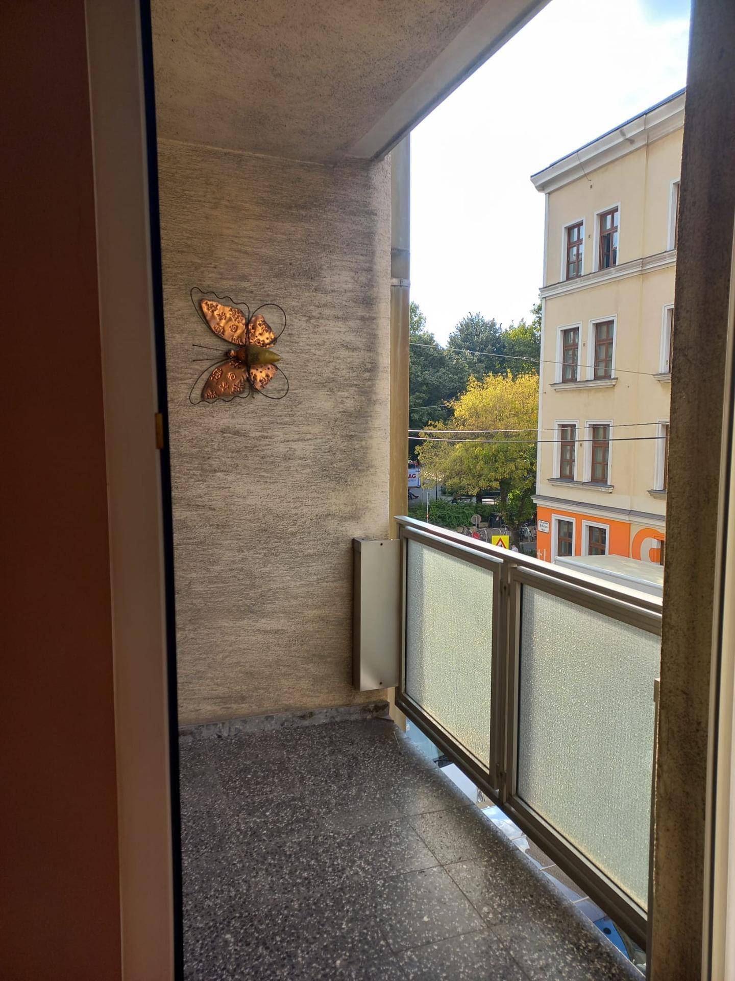 Balkon mit Blick auf die Straße und die umliegenden Gebäude, bietet eine städtische Aussicht.