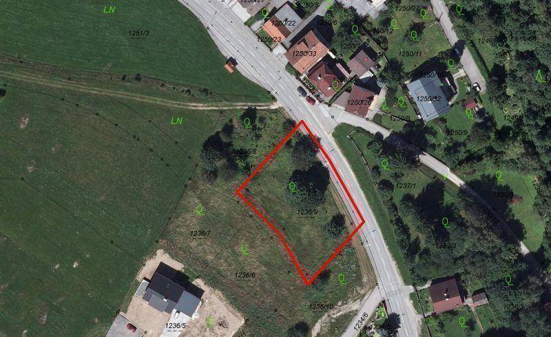 Luftaufnahme des Grundstücks mit umliegender Bebauung, Straßen und viel Grünfläche.