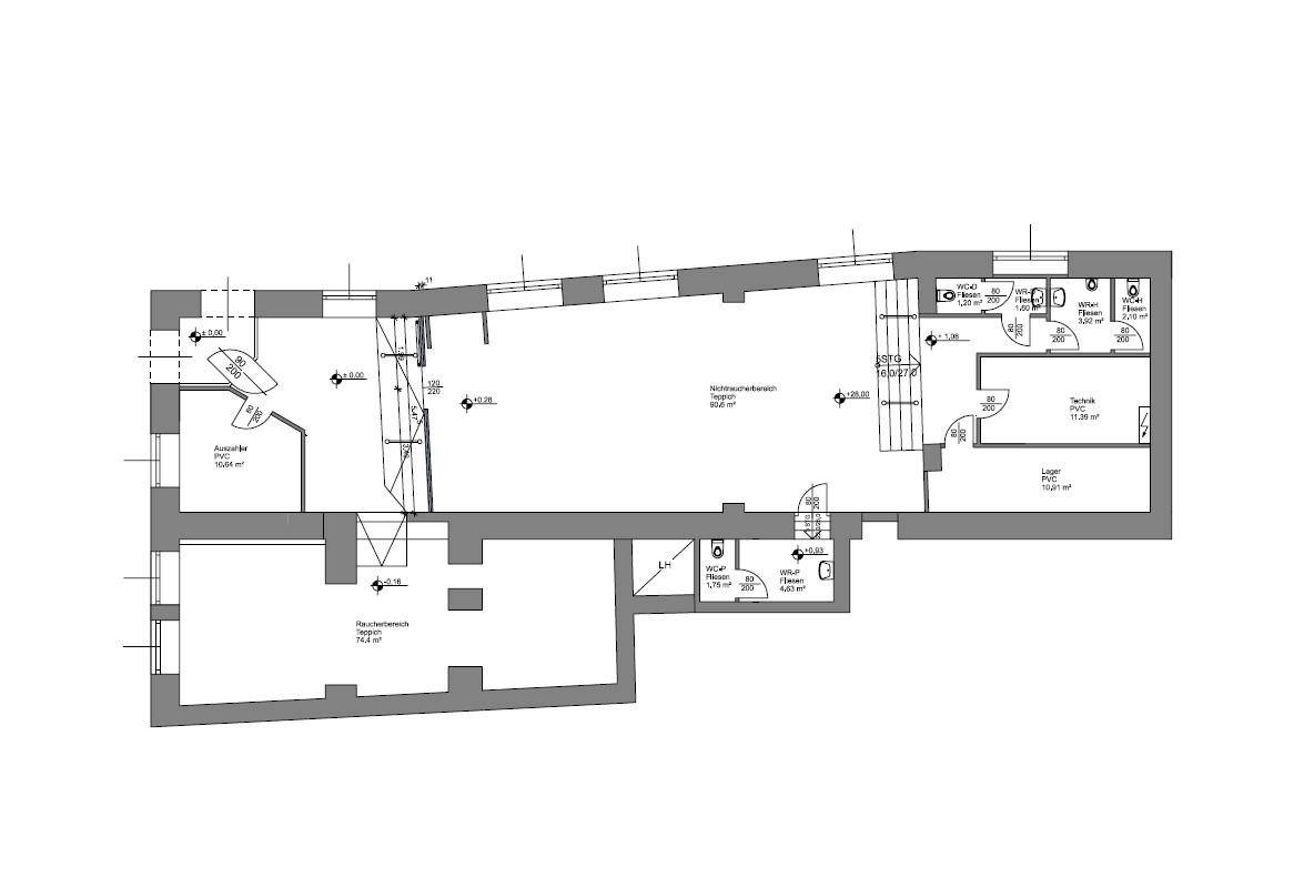 Grundriss des Erdgeschosses mit verschiedenen Räumen und Flächenangaben.