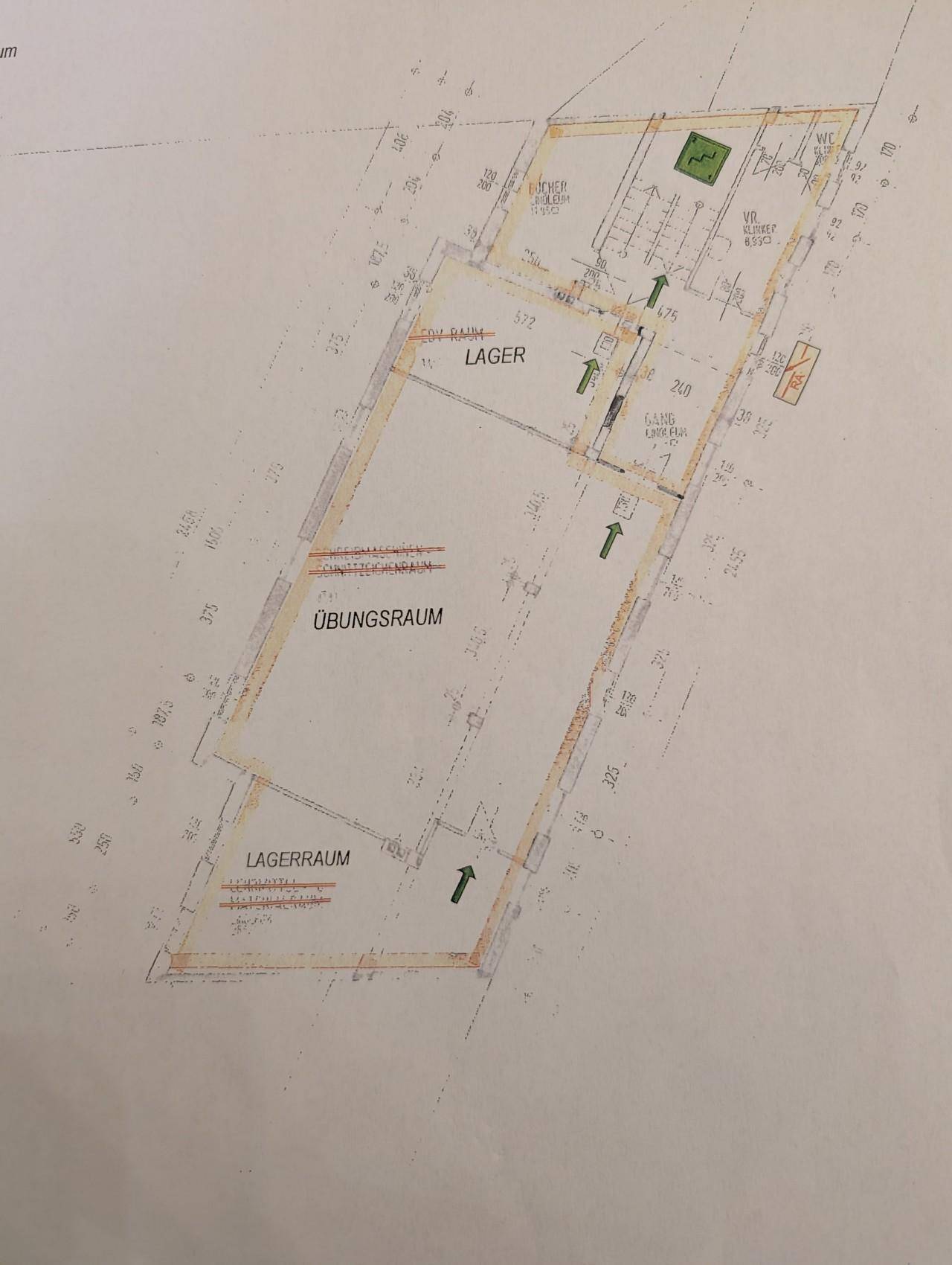 Grundrissplan zeigt Lager- und Übungsräume mit eingezeichneten Pfeilen und Maßen.