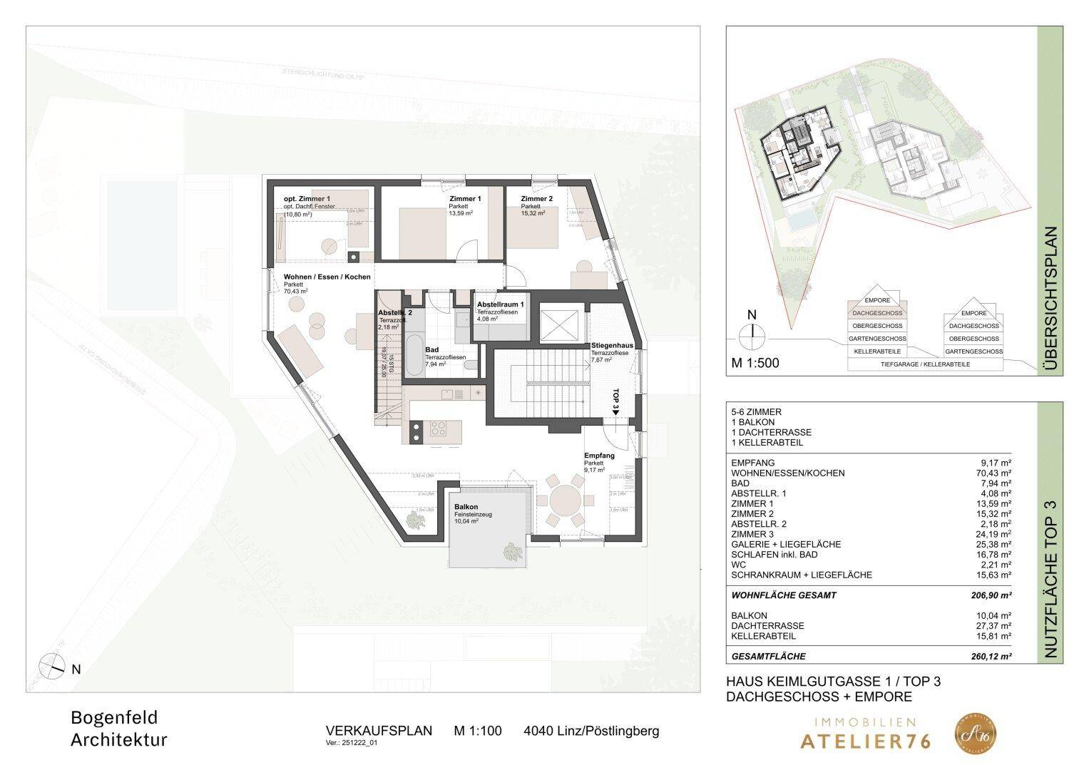 Grundriss des Dachgeschosses mit offenem Wohnbereich, drei Schlafzimmern und Balkon.