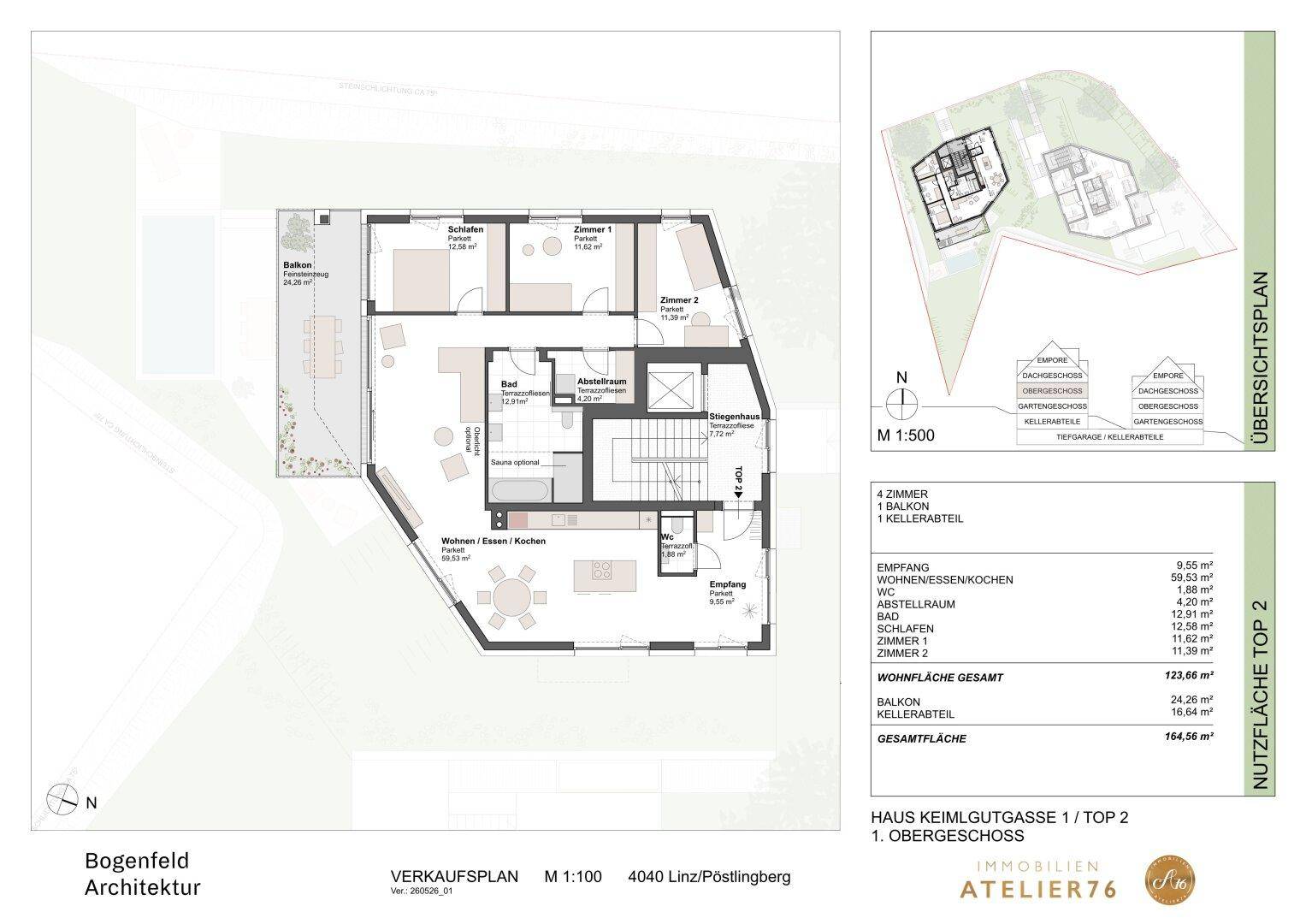 Detaillierter Grundriss des ersten Obergeschosses mit offenem Wohnbereich, drei Schlafzimmern und großem Balkon.
