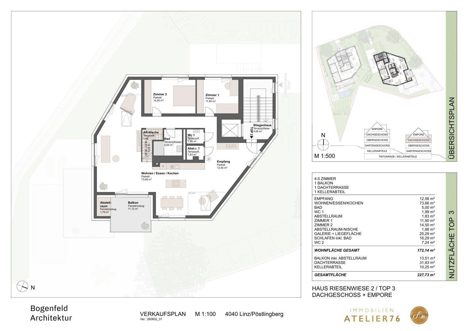 Grundrissplan des Dachgeschosses mit offenem Wohn-/Essbereich, zwei Schlafzimmern und Balkon.