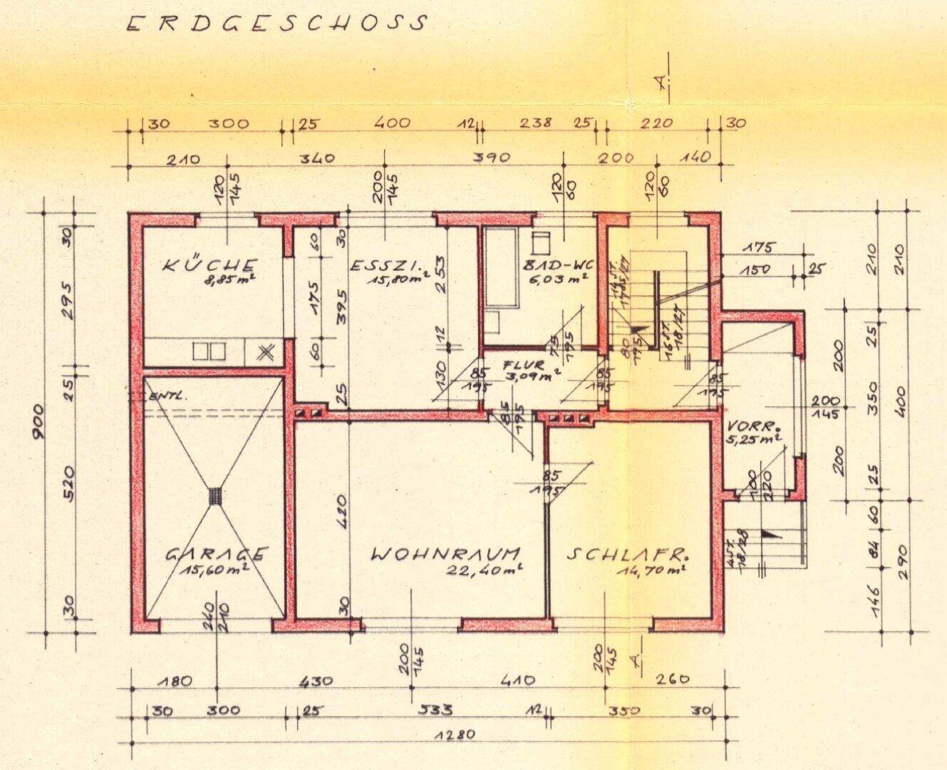 Grundriss des Erdgeschosses mit Küche, Esszimmer, Wohnraum, Schlafzimmer und Garage.