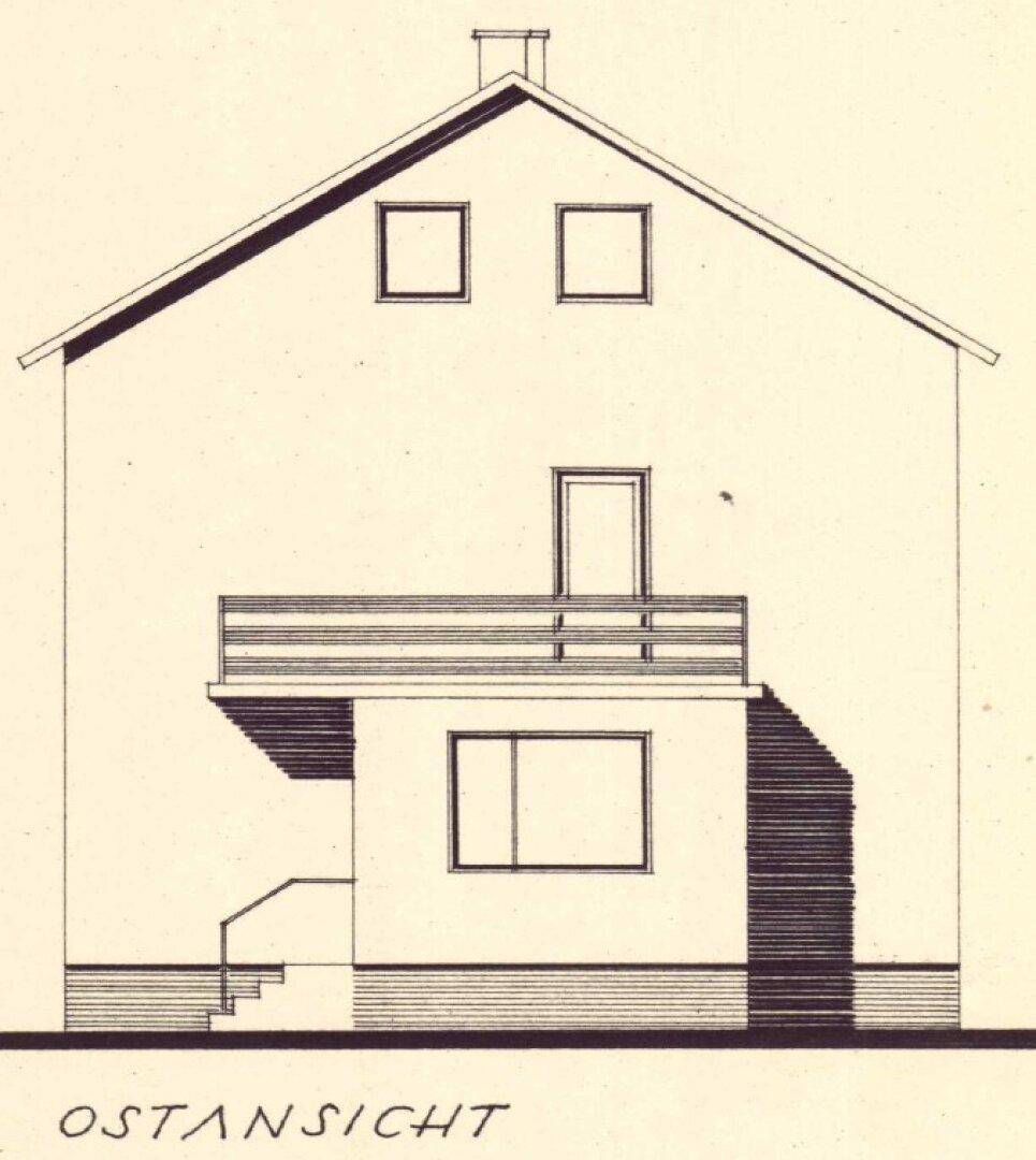 Architektonische Ostansicht eines Hauses mit Balkon und Außentreppe.