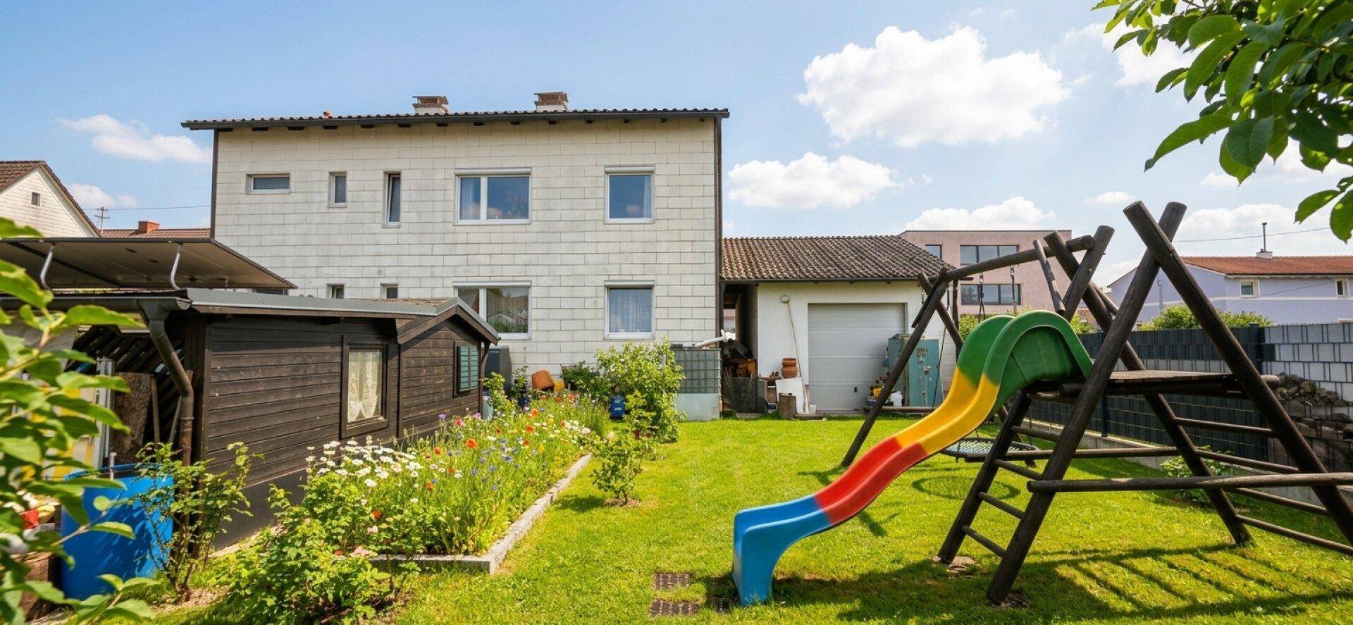 Großer Garten mit Rasenfläche, Spielplatz für Kinder und einem Gartenhaus.