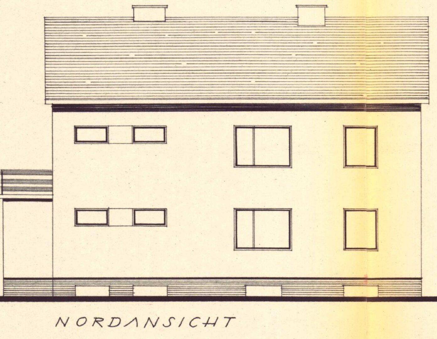 Nordansicht des Gebäudes mit mehreren Fenstern und einem Satteldach.
