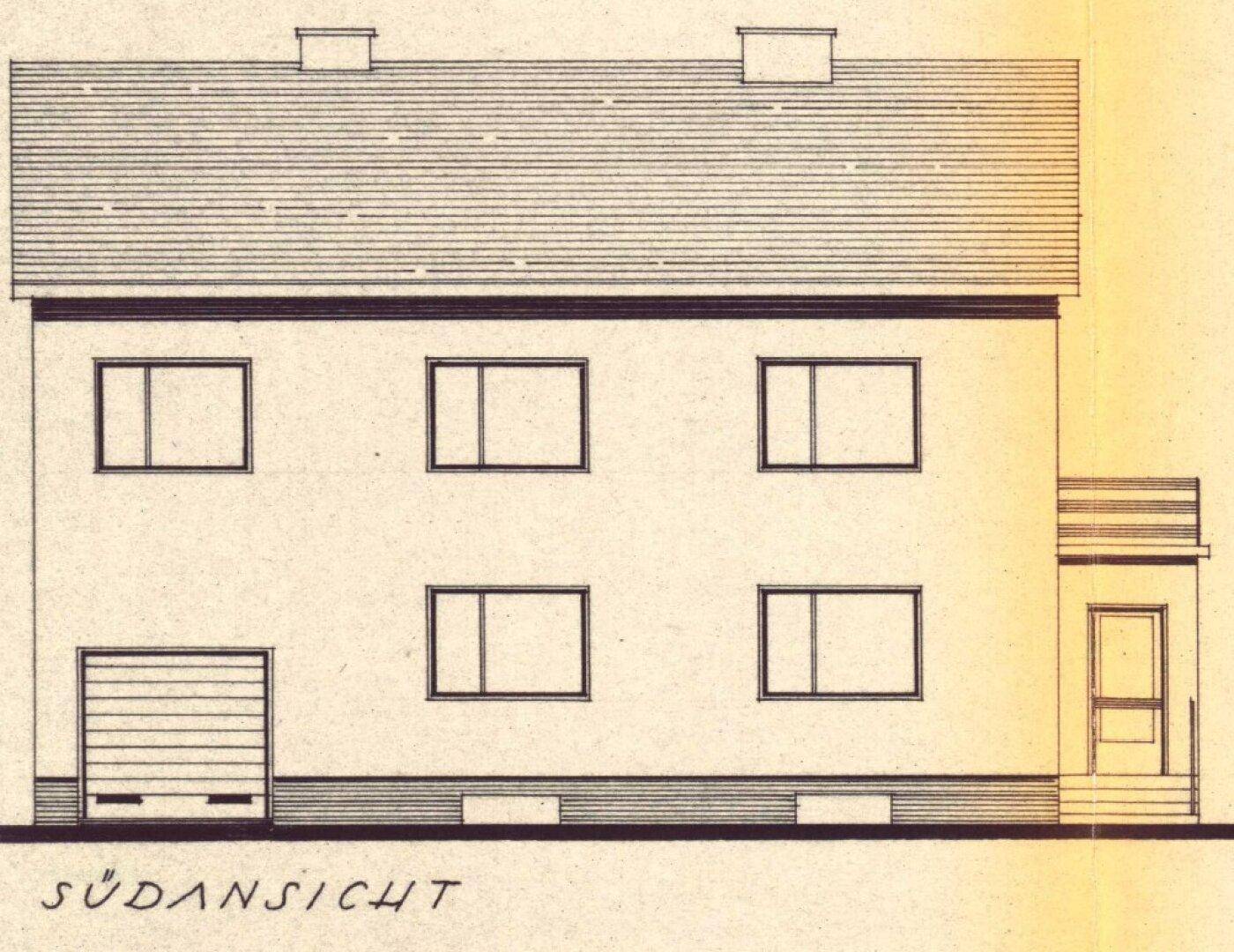 Südansicht des Gebäudes mit Garage, Fenstern und Satteldach.