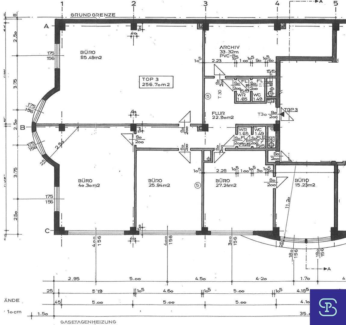 Grundriss einer Etage mit mehreren Büroräumen und Sanitäranlagen, ideal für gewerbliche Nutzung.