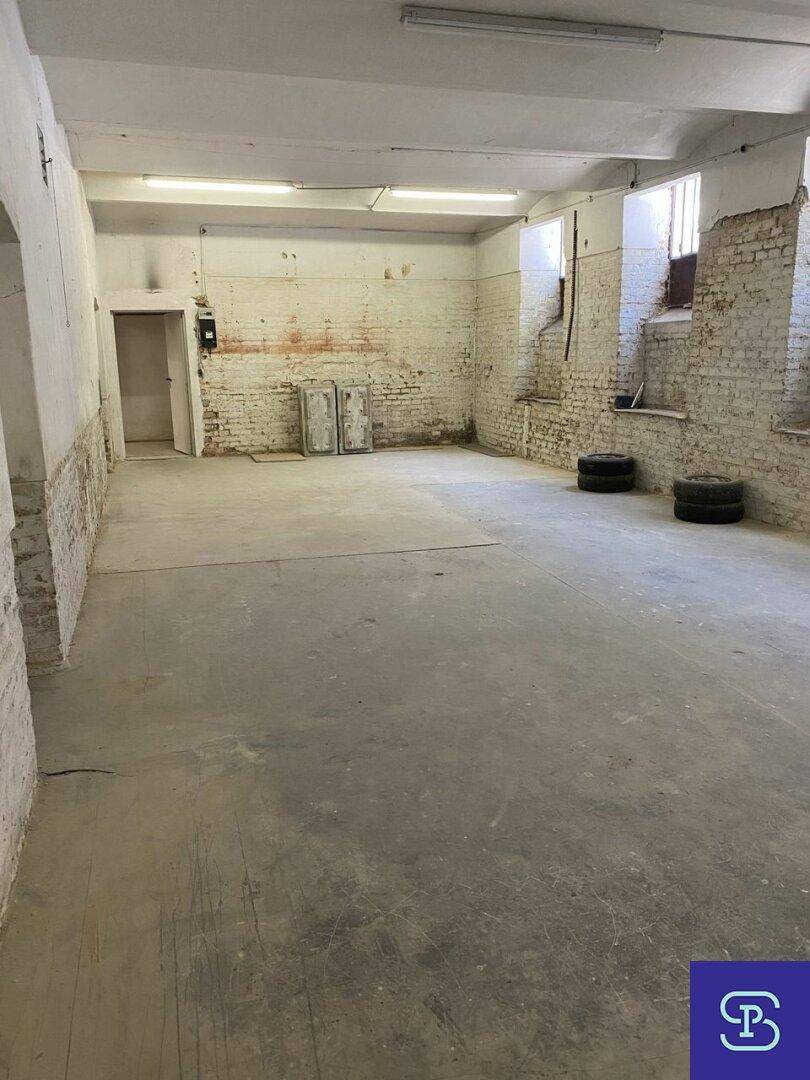 Leerer Kellerraum mit Betonboden und unverputzten Ziegelwänden, der vielseitig genutzt werden kann.