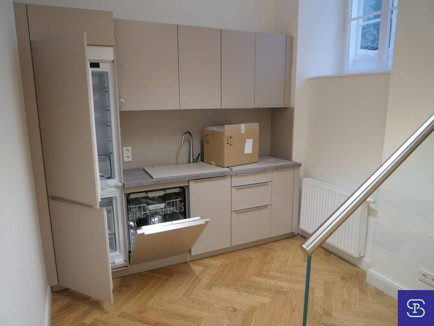 Voll ausgestattete Küchenzeile mit integriertem Geschirrspüler und Kühlschrank.