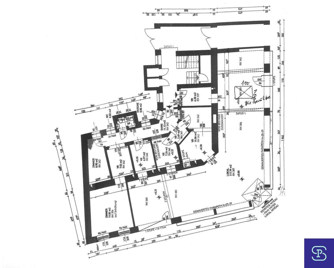 Detaillierter Grundriss des Erdgeschosses mit verschiedenen Räumen und Abmessungen.
