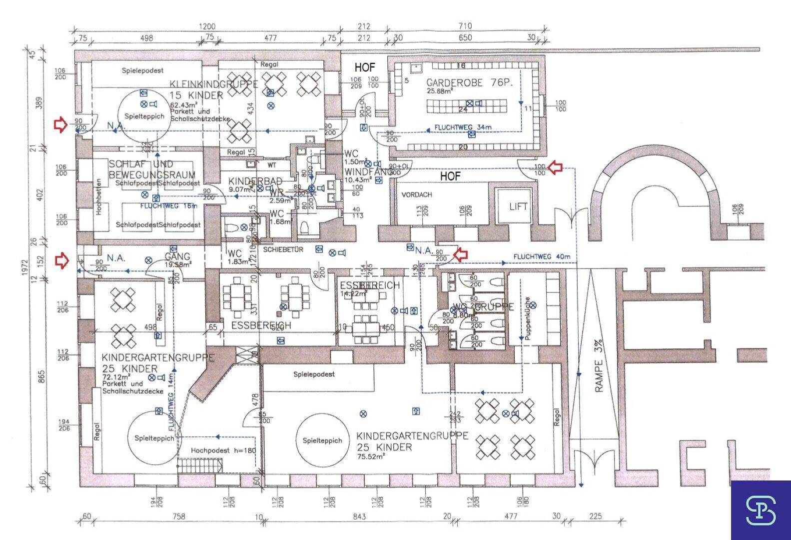 Grundriss eines Kindergartens mit mehreren Gruppenräumen, Bädern, Essbereich, Garderobe, Aufzug und Rampe.