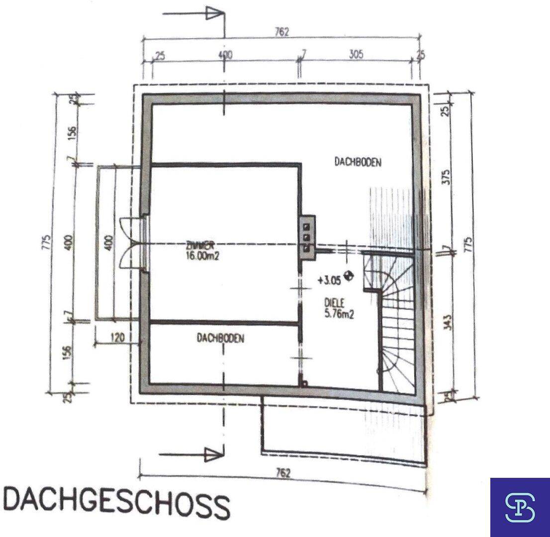 Grundriss des Dachgeschosses mit Zimmer und Dachbodenflächen.