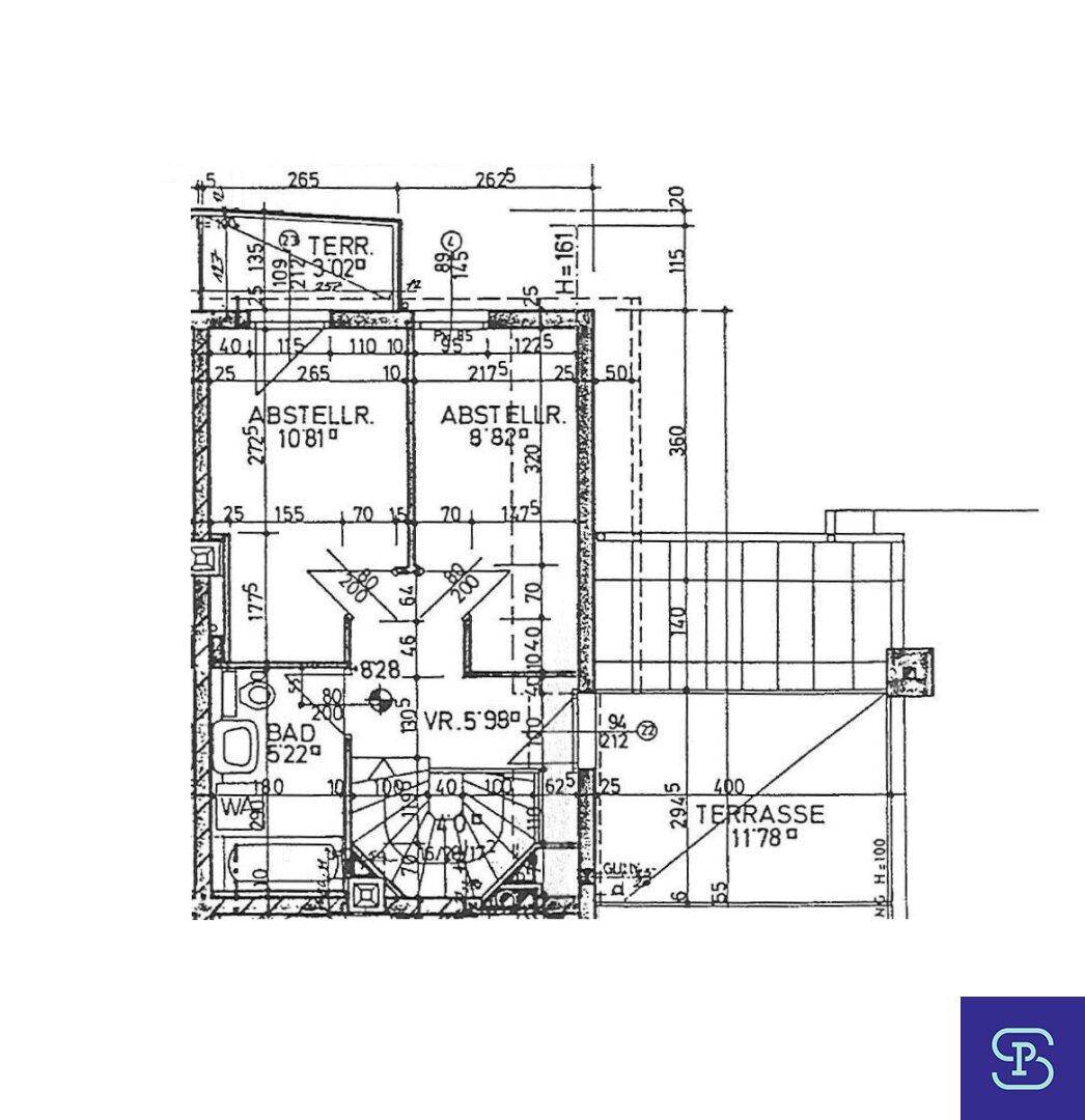 Grundriss einer Wohnung mit Bad, zwei praktischen Abstellräumen und einer großen Terrasse.