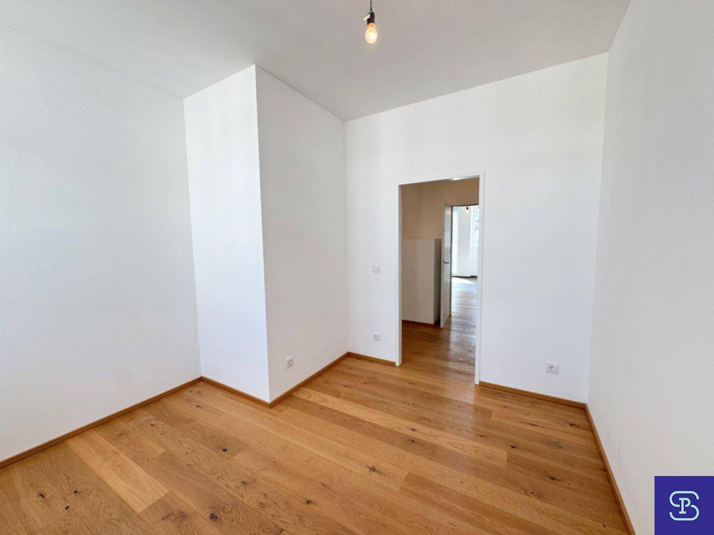 Helles Zimmer mit Parkettboden und weiß gestrichenen Wänden, vielseitig nutzbar.