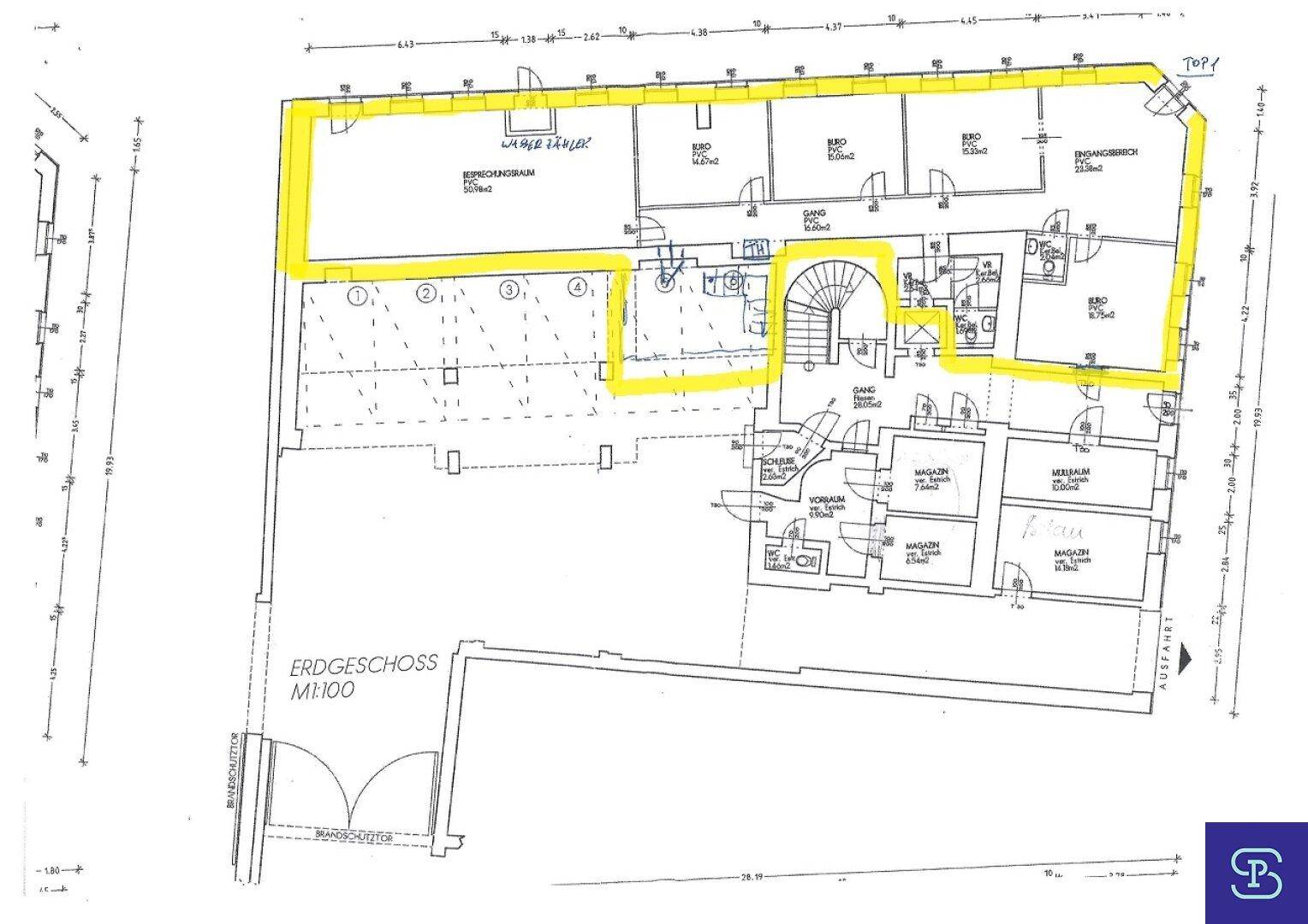 Grundriss des Erdgeschosses mit Büroräumen, Gängen und Treppenhaus, hervorgehobene Mietfläche in Gelb.