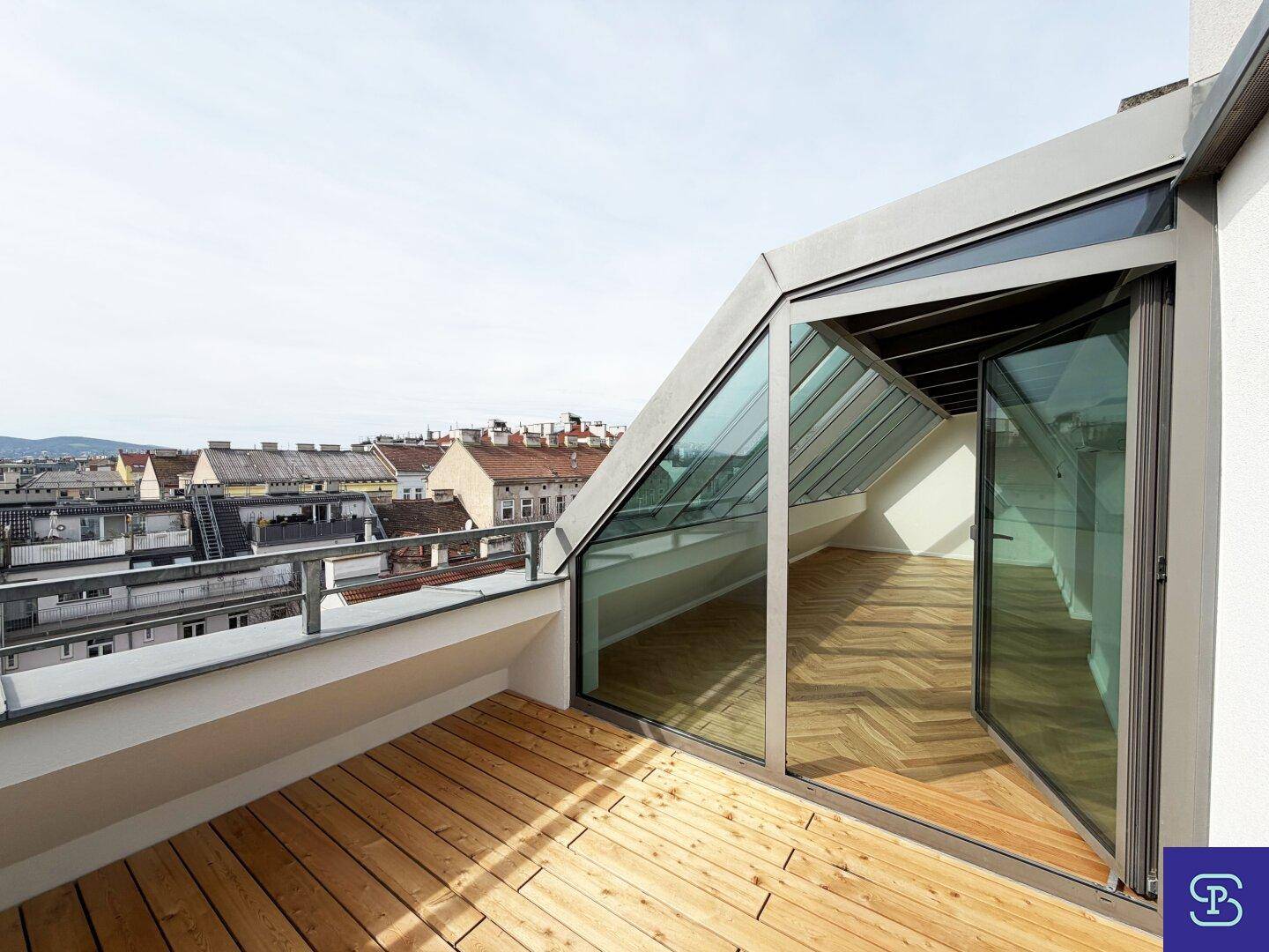 Attraktive Dachterrasse mit Holzboden und moderner Glasfassade, die den Innenbereich erweitert.