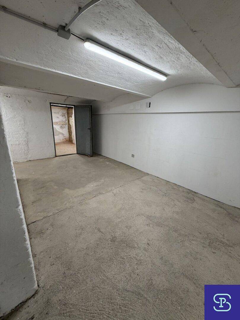 Geräumiger Kellerraum mit Betonboden und weiß gestrichenen Wänden, ideal für Lagerzwecke.
