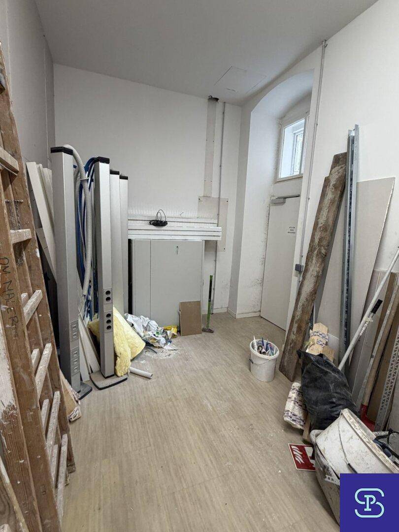 Lagerraum mit Fenster und verschiedenen Baumaterialien, bereit für Renovierungsarbeiten.