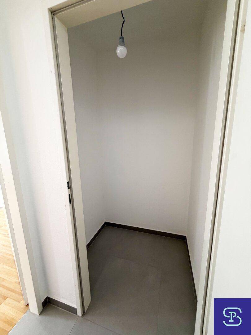 Kleiner, praktischer Abstellraum mit hellem Boden, ideal für zusätzlichen Stauraum.