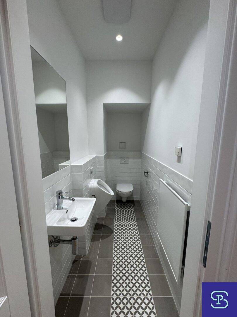 Modernes Gäste-WC mit Urinal, Wand-WC und stilvollen Fliesen im Schachbrettmuster.